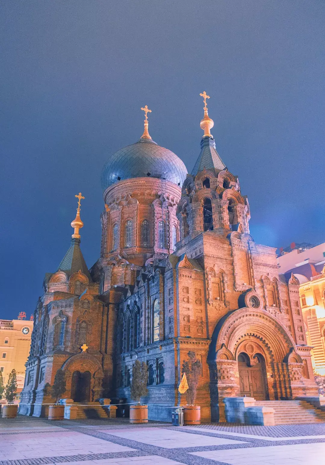 【携程攻略】哈尔滨圣索菲亚大教堂景点,夜景非常漂亮，我喜欢摄影，绕着教堂拍了两小时。广场有喷泉，还有高…