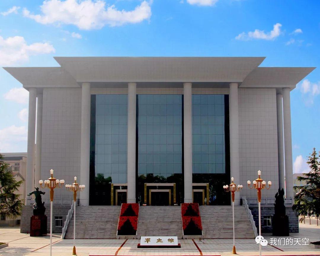 泪奔那天参观军史馆他在烈士墙上看到了父亲的名字