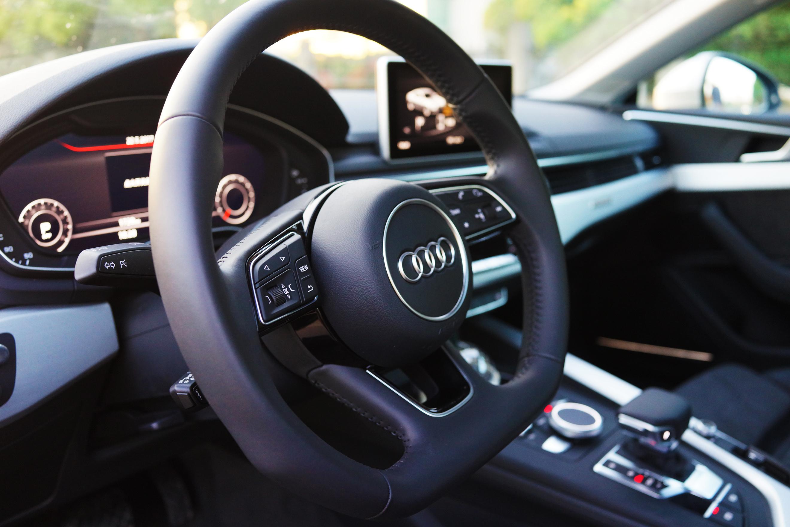 方向盘是我们熟悉的奥迪新款平台化方向盘.