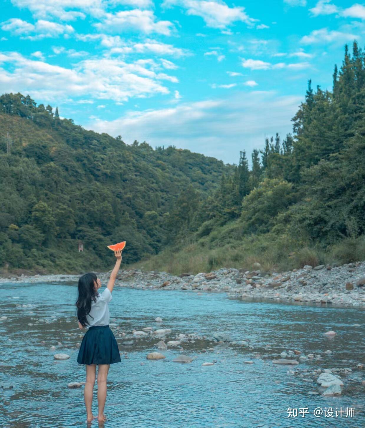 溪水边人像照图片