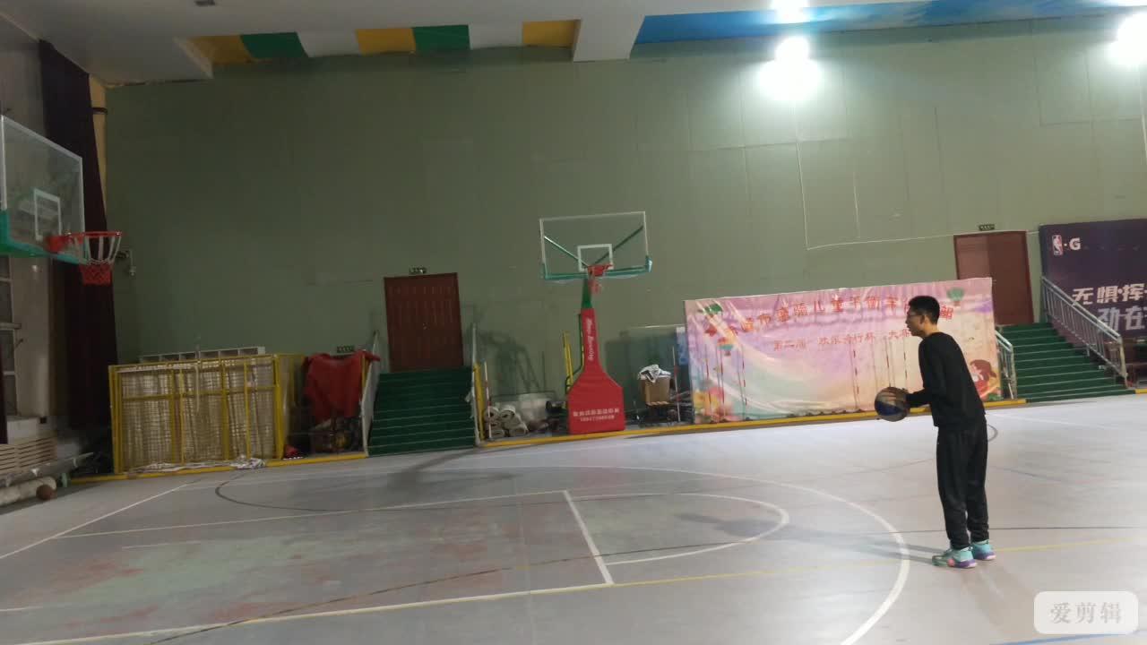 怎么拥有一个好看的投篮姿势 v2-baed493fb22ca2eafedb990c4e68e809.jpg?source=382ee89a