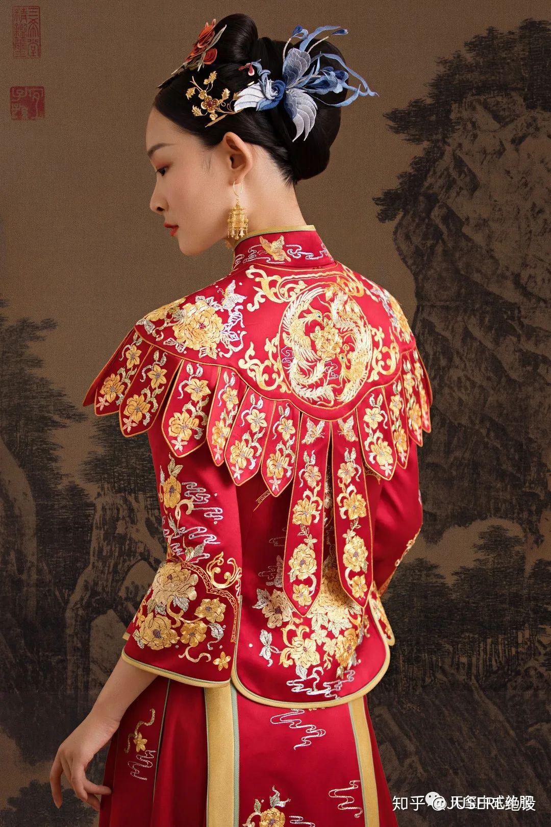 天玺匠心中式礼服中的云肩之美