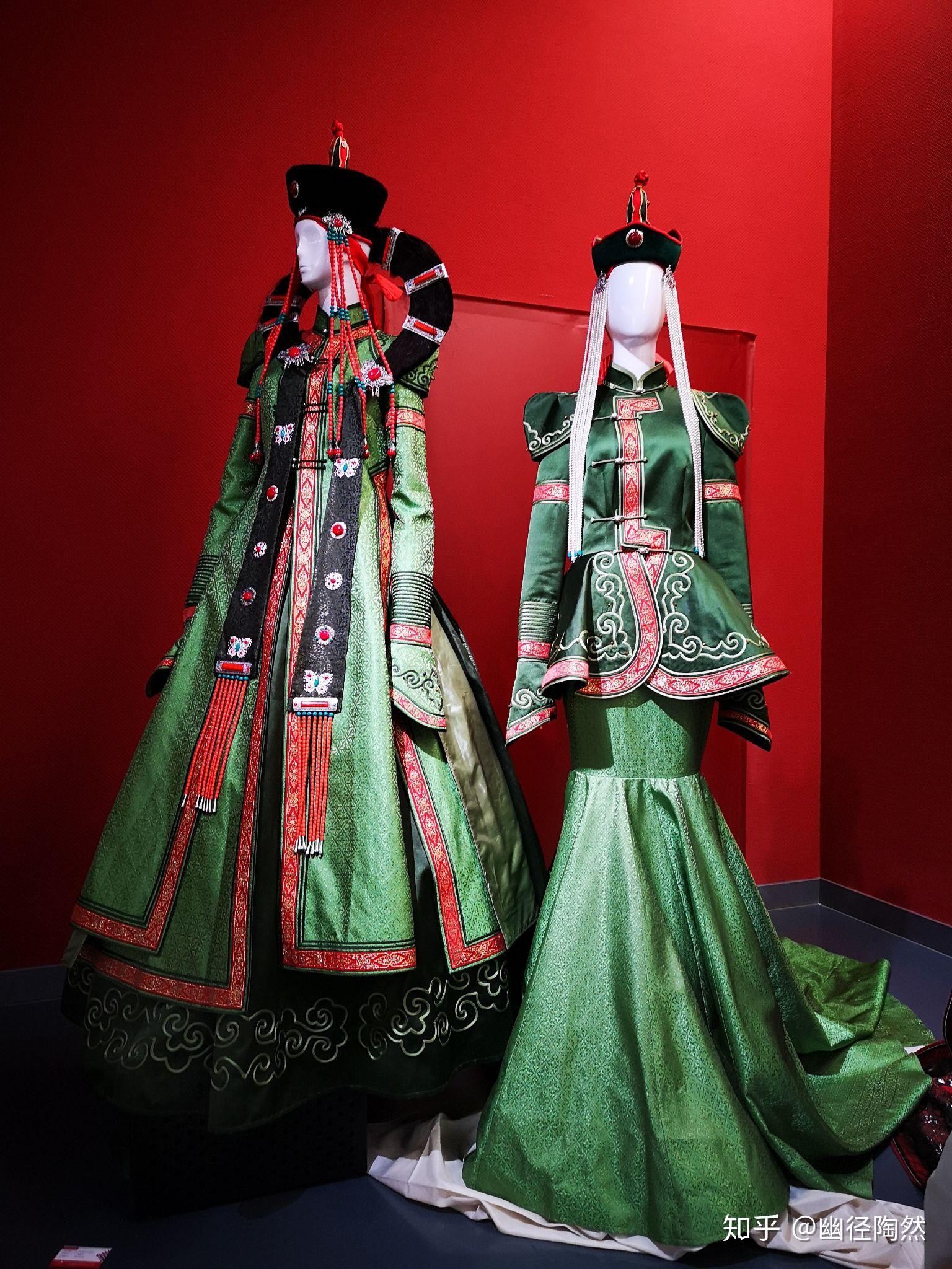 蒙古族服饰也称为蒙古袍,主要包括长袍,腰带,靴子,首饰等.