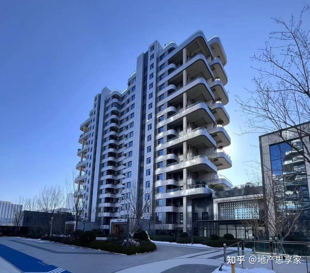 "第四代住宅"又称"城市森林花园住宅",它集合了空中园林,垂直绿化