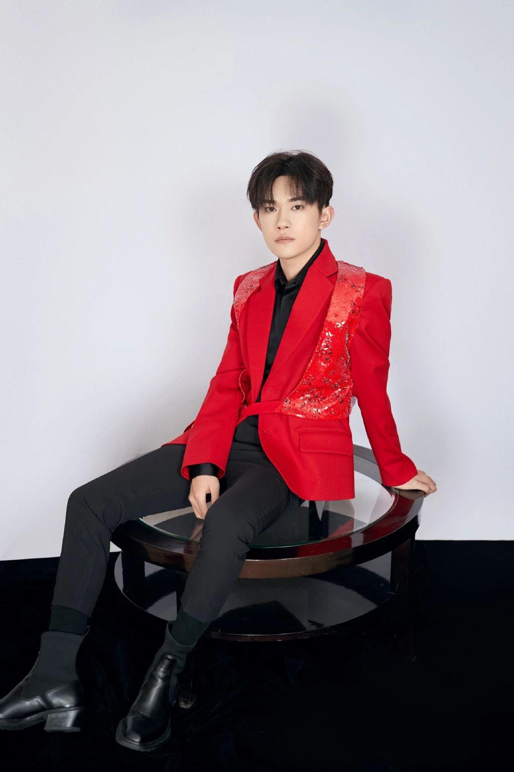 易烊千玺元宵节晚会壁纸已送达和千玺一起唱响青春的旋律