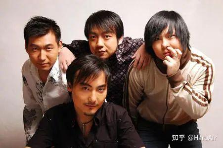 摩天楼乐队2010年的成员是锡林呼(主唱),乔坤(吉他),郝爽(吉他),潘雷