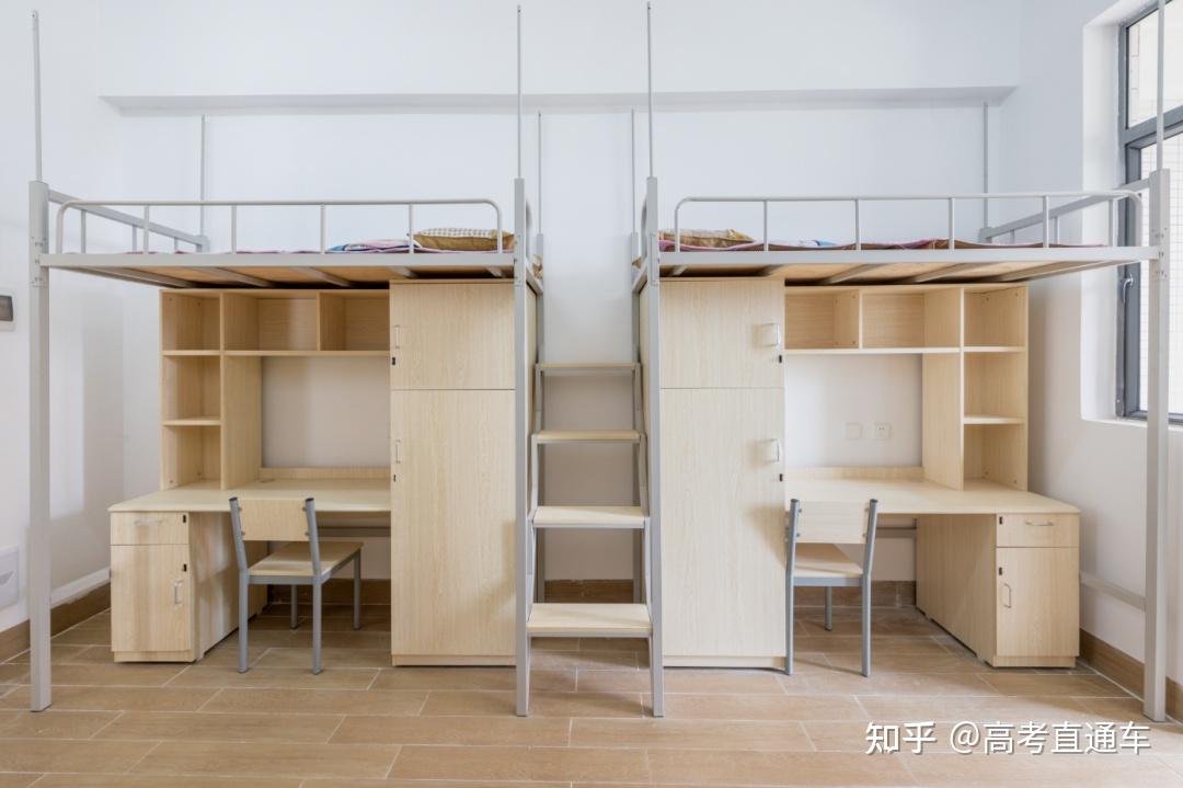 华商职院的宿舍分别有四人间,六人间和三人间,新公寓宿舍,其中三人间