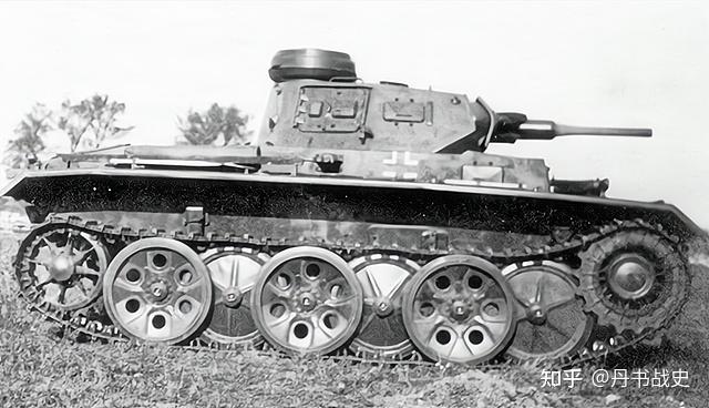 后勤快乐车安装交错式负重轮的三号坦克