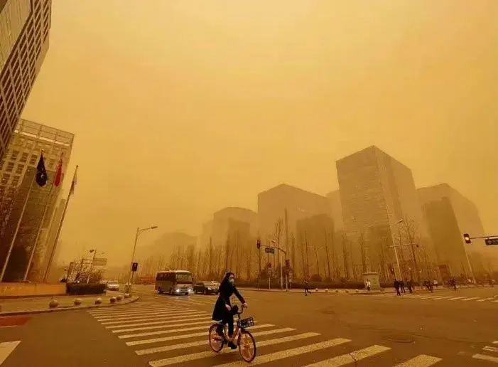 沙尘暴是在特定的地理环境和下垫面条件下,由特定的大尺度环流背景和