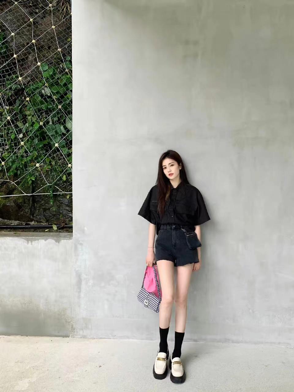 白鹿allblack穿搭黑色衬衫配牛仔短裤尽显甜酷摩登格调