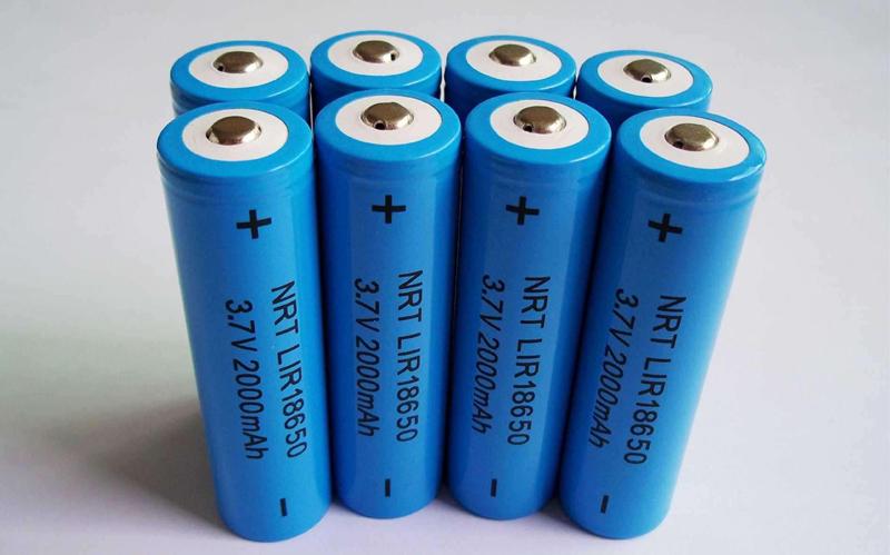 镍氢电池全称是金属氢化物镍电池,有方形的也有圆柱形的,因为正极采用