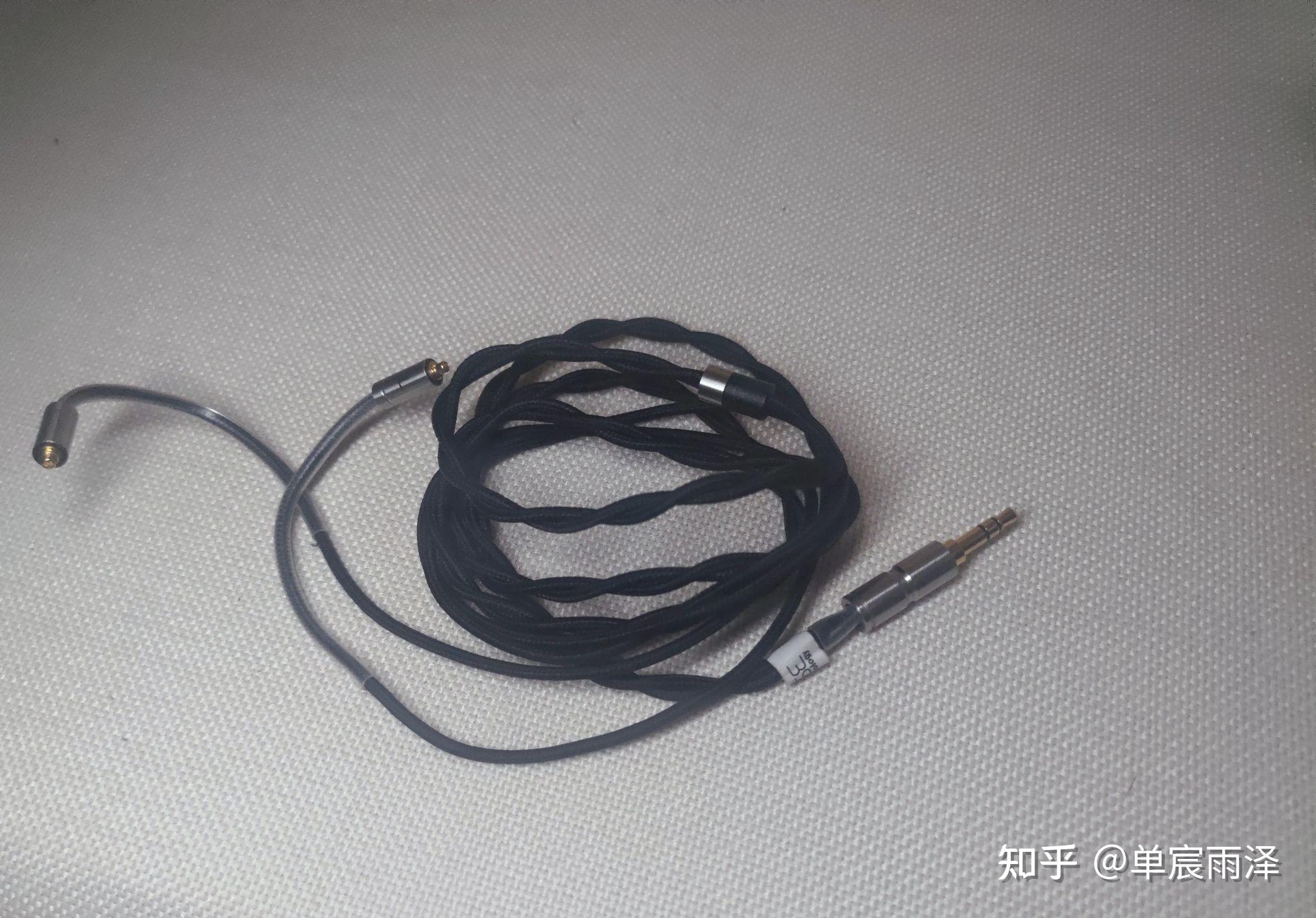 由于是借到的机器,并没有外包装,仅仅是耳机单元,一条双绞黑蔷薇线材
