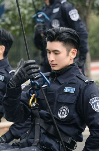 张云龙新综艺从小透明到帅气特警究竟发生了哪些变化呢
