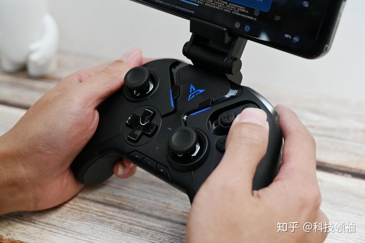 手感顺滑反应敏锐多平台手柄飞智八爪鱼2体验