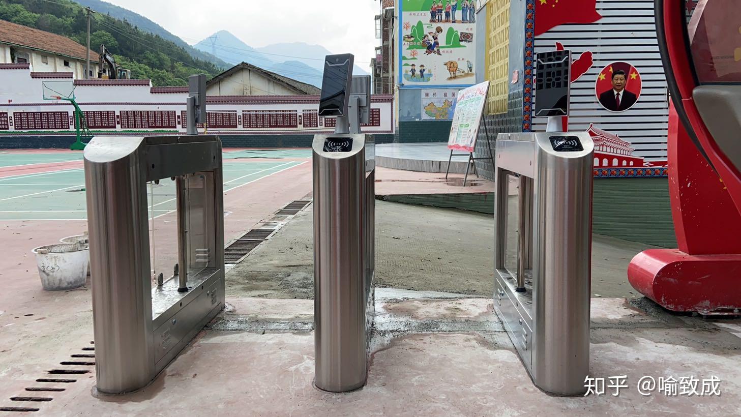 例如广西百色很多中小学跟十牛校园合作采用无卡化方案,选泽人脸识别.