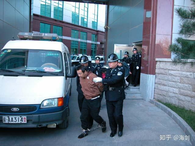 邻里关系的紧张是闫建忠杀人的起因,因盖房与刘某起争端,成为这起大案