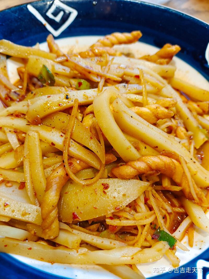 他说他还没尝尝平遥的炒碗托,我查了查了解到董记炒碗托不错,网上都是