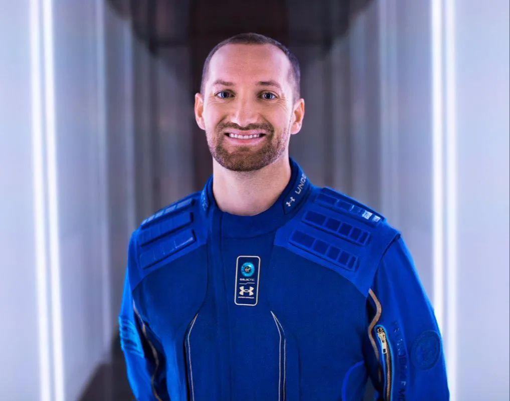 4名太空旅客(正式称谓飞行任务专家):richard branson(理查德