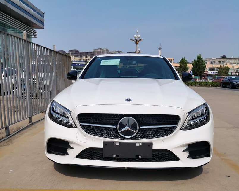 进店实拍2021款奔驰c级白色涂装获赞轴距2920mm售3078万起