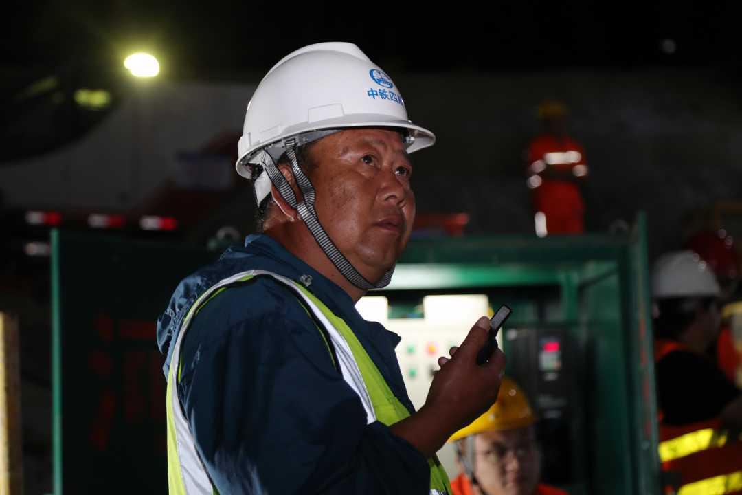 (韩新亮摄)↑转体梁夜间施工.