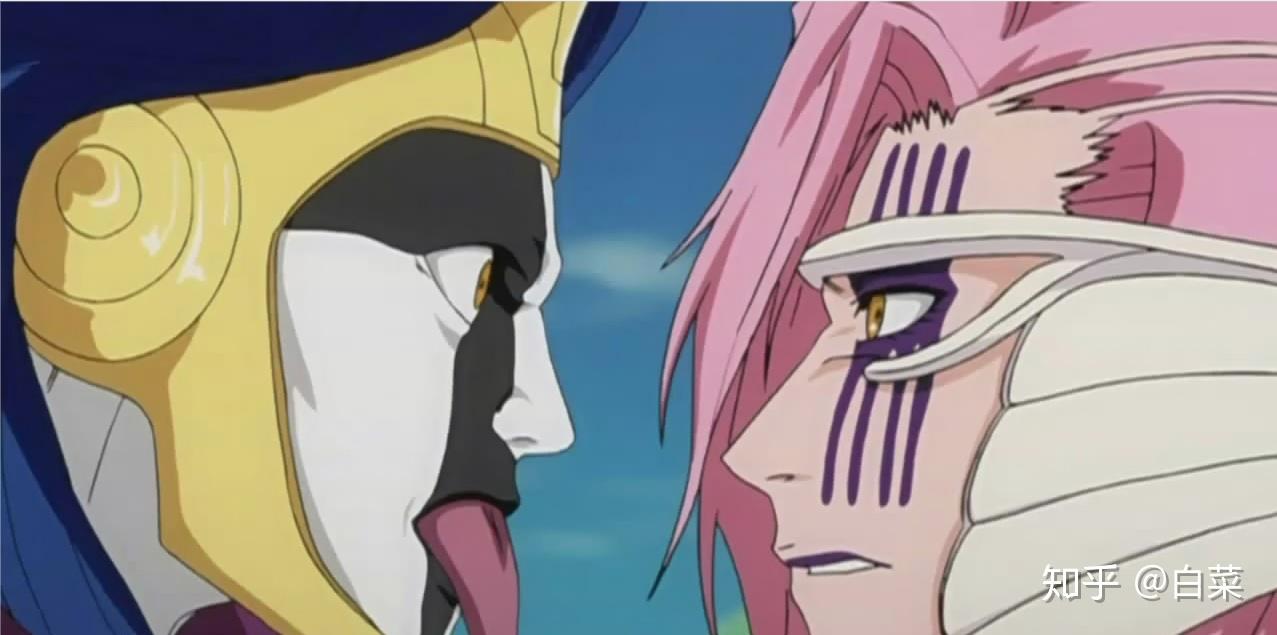 有着粉红色的短发,戴着一个眼镜形状的面具,和涅茧利一样的疯狂和变态