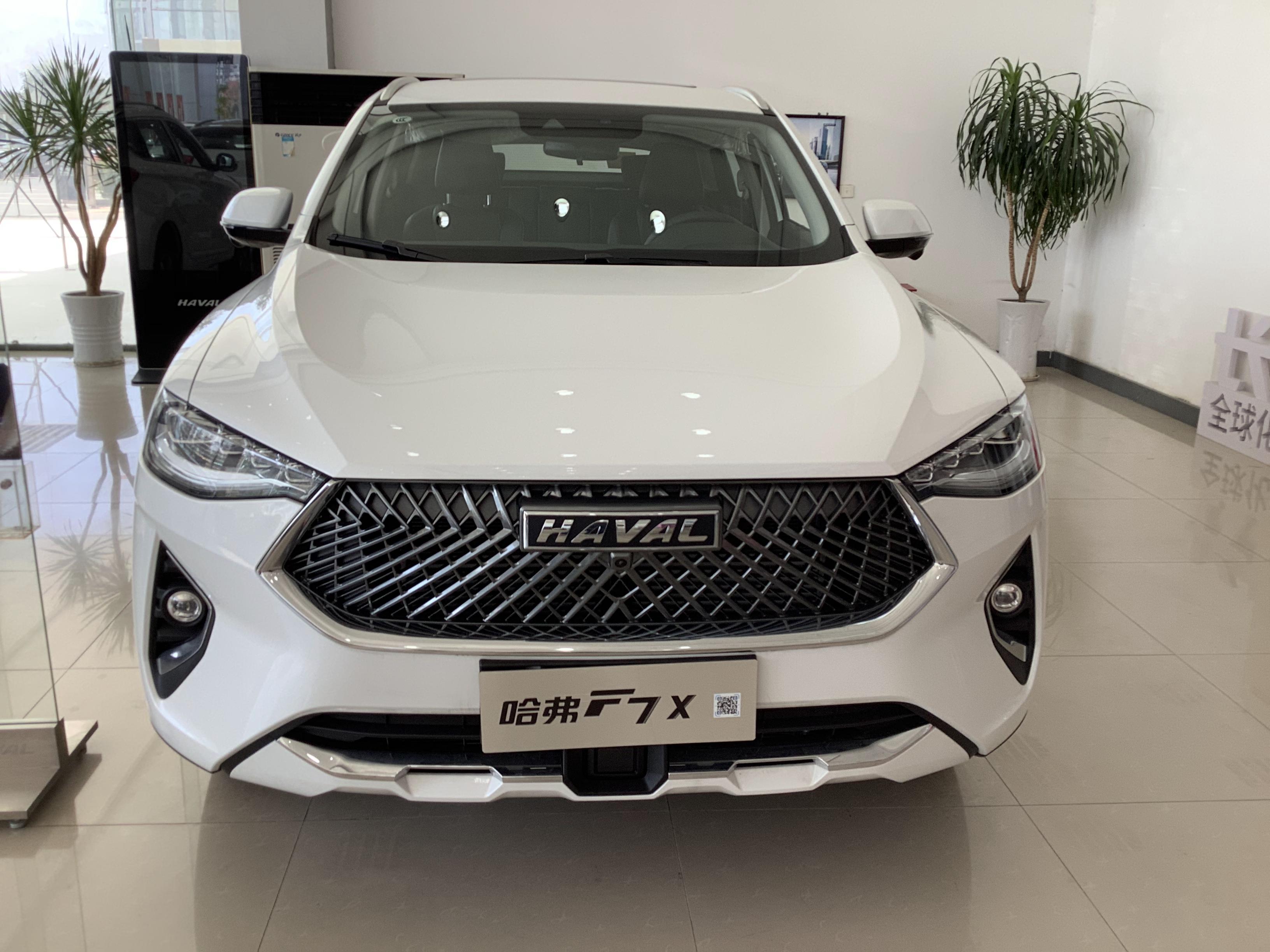 2021款哈弗f7x进店白色涂装很时尚配适时四驱自动泊车入位