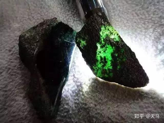 翡翠原石黑皮殼下藏匿的竟是萬中無一的墨翠