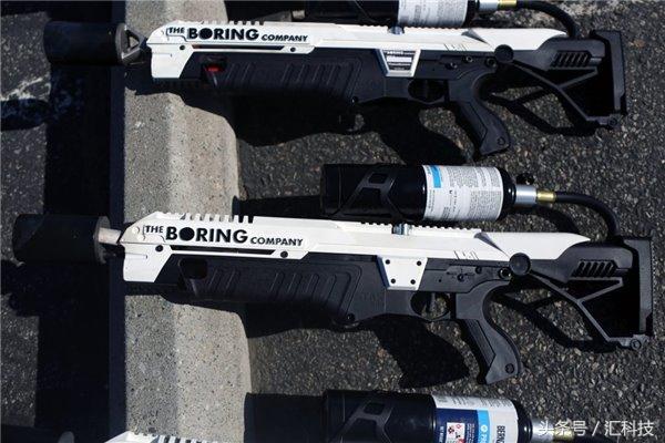 现代钢铁侠马斯克的火焰喷射器用户拿来烤牛排点雪茄