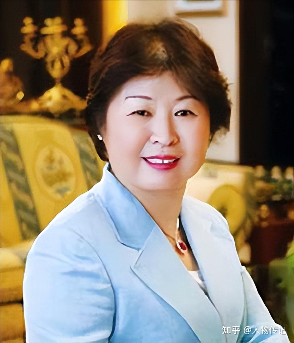 玖龙纸业张茵：“造纸女王”的开挂人生，靠收废纸成为首富 - 知乎