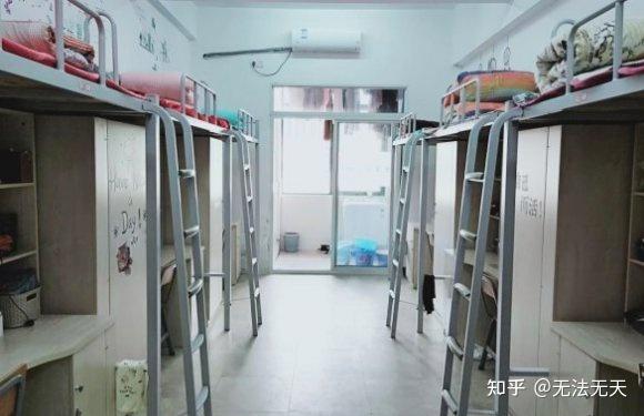 我想问一下郑州信息科技职业学院的宿舍条件还有学校管的严不严晚上
