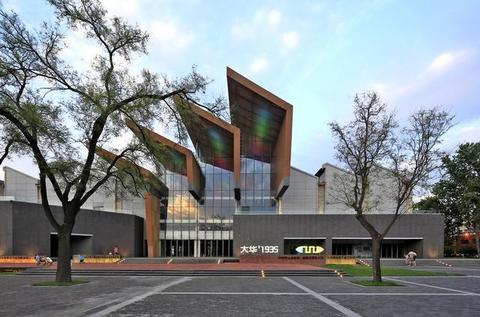 翔哥说: 提到艺术街区,你可能会想到北京798,广州红砖厂,成都东郊记忆