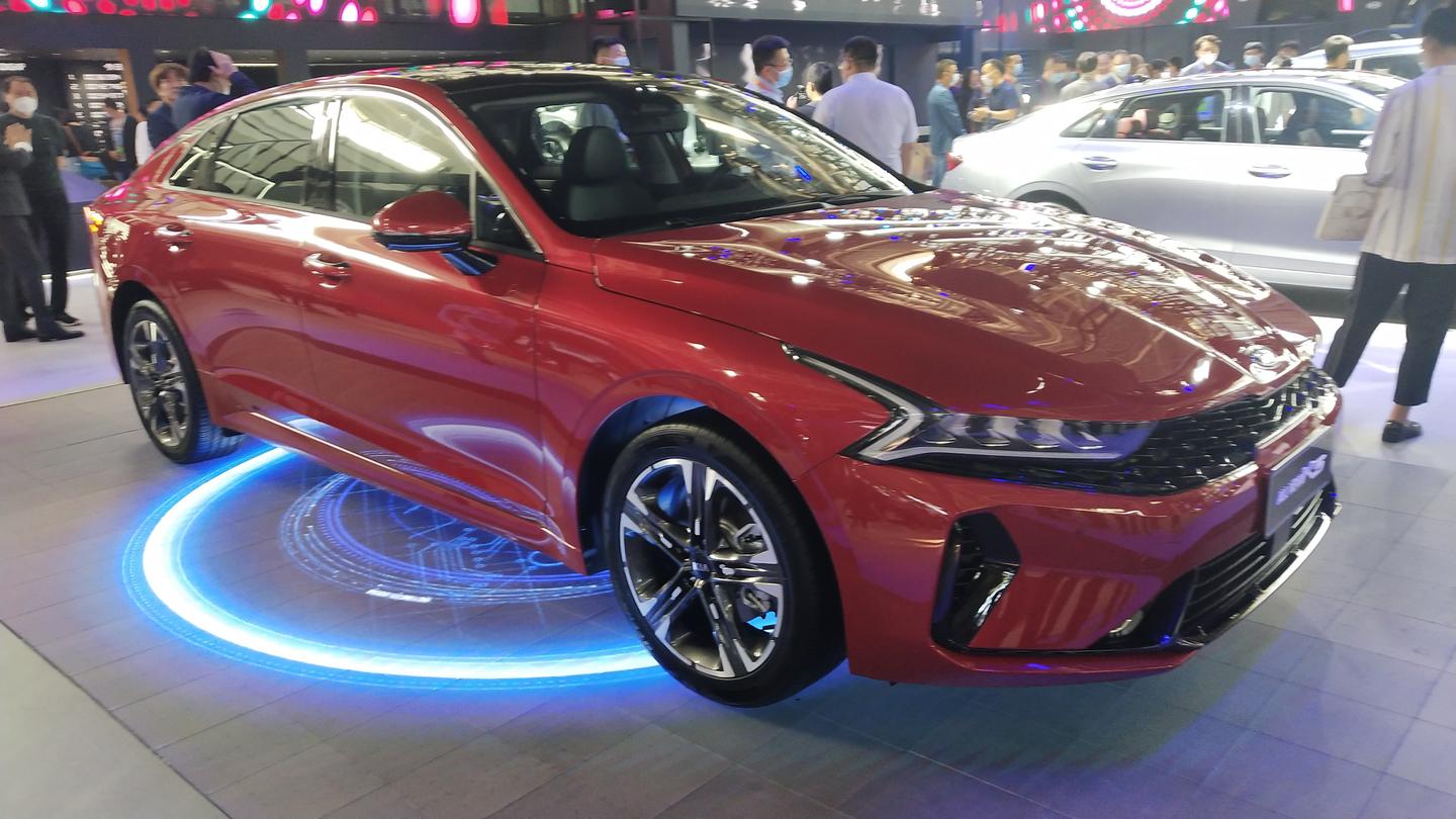 全新国产起亚k5凯酷北京车展实拍,整体运动效果很强