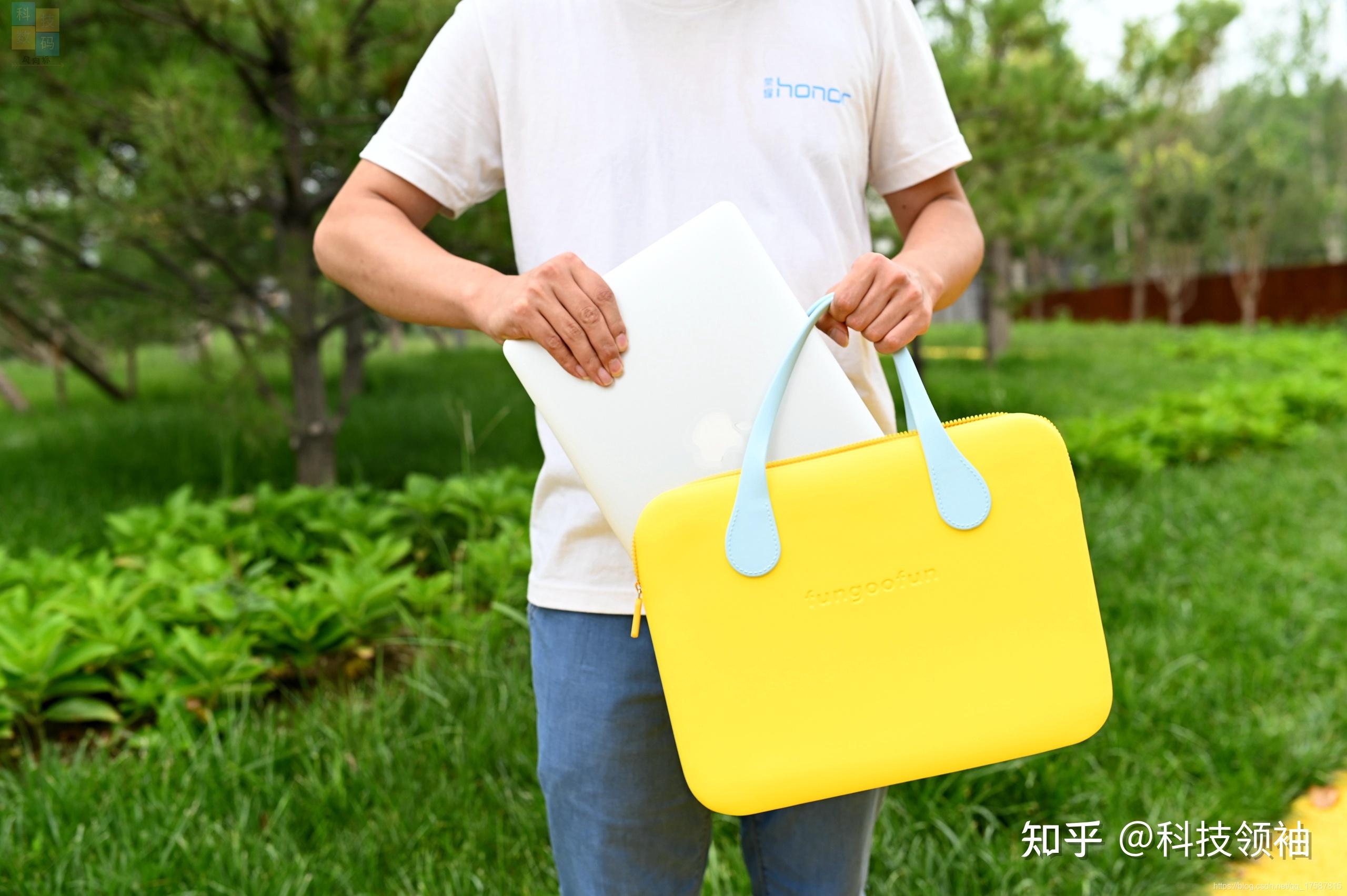 67时尚轻便的电脑包,做工手感都不错,梵高范轻潮电脑包上手 - 知乎