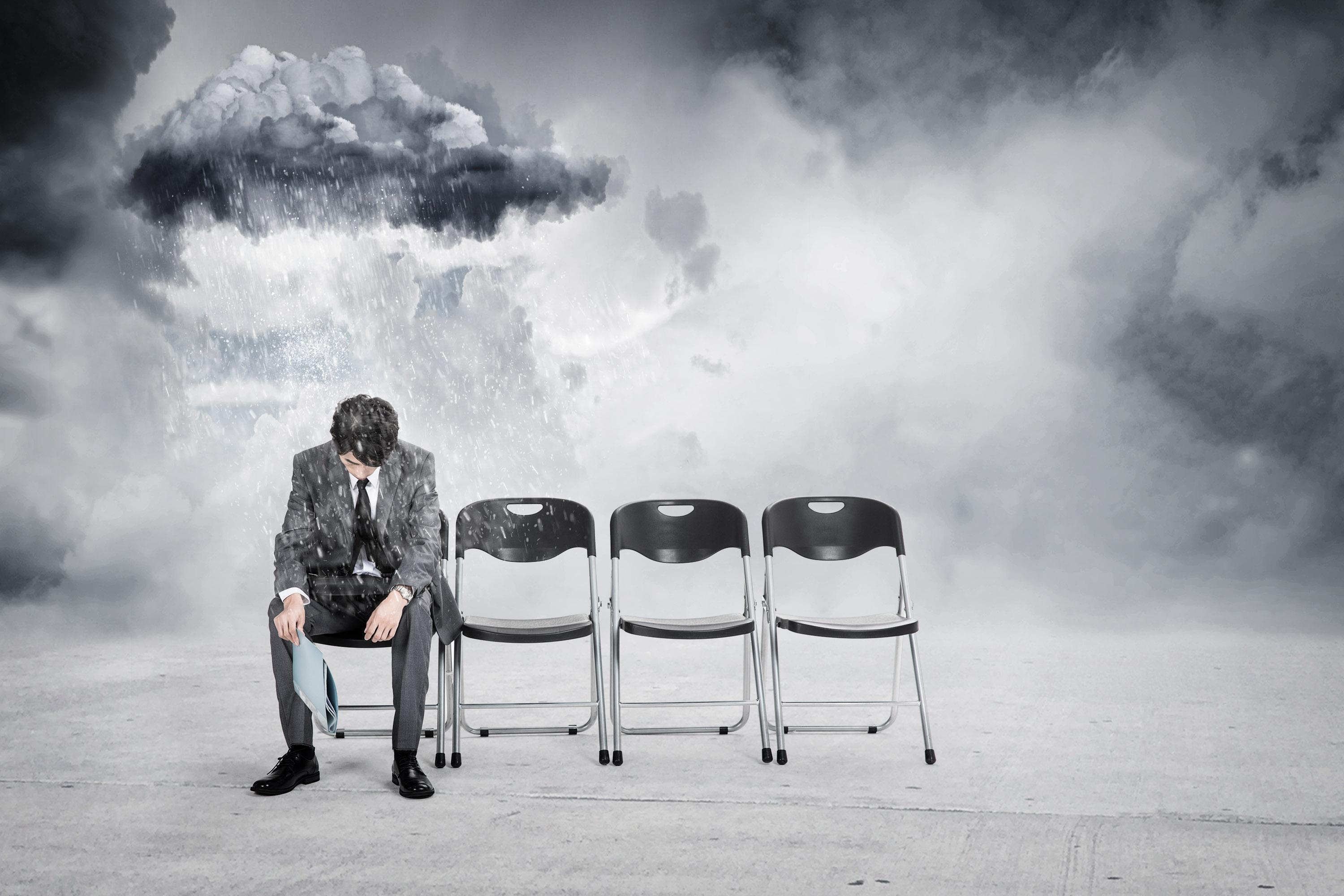 ta的心境与身处环境不相称的低落,情绪的消沉可以从闷闷不乐到悲痛欲