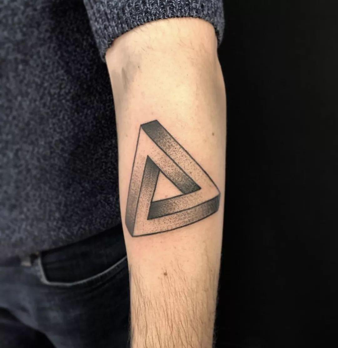 它还是很多刺青师热衷的符号▲yin隐的见闻 现实生活中的彭罗斯三角