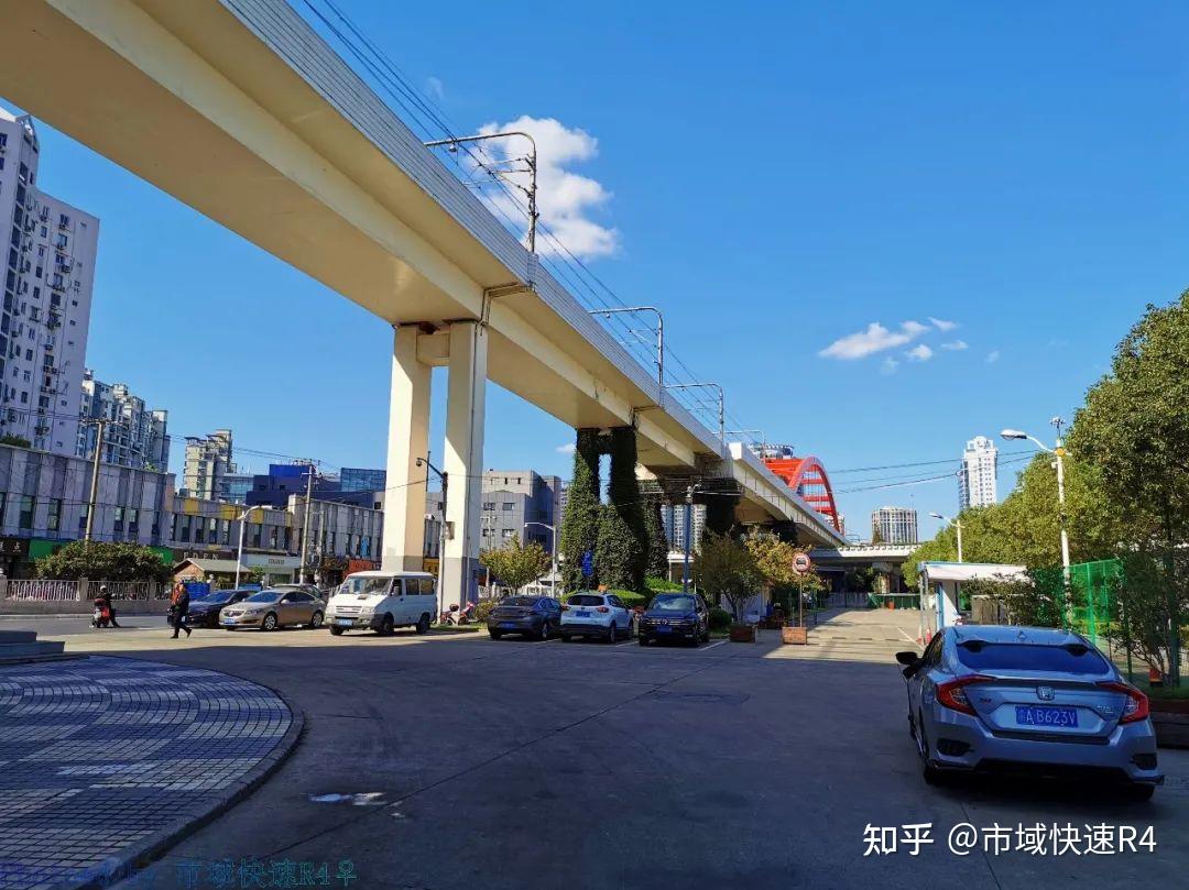 在5号线南延段与16号线开通前,漕溪路站的高度排在上海地铁第3名的