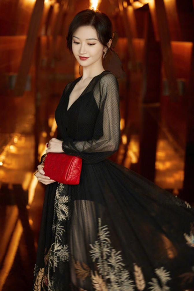 景甜红毯造型好惊艳!一身黑纱百花刺绣礼服效果优雅动人|名门泽佳