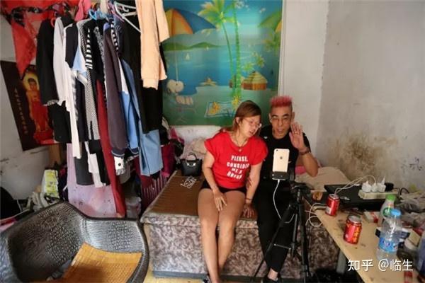 短视频井喷时代,他率领一群草根舞者在河南郑州各大公园开始肆意尬舞