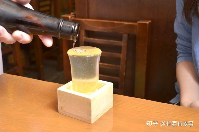 个性十足的日本酒器清酒木杯ー小木盒「枡」,木盒里面的酒怎么喝_产品知识_曹县子鱼工艺品有限公司