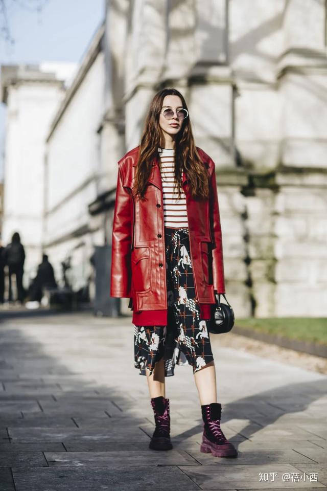 色彩斑斓的彩色皮衣