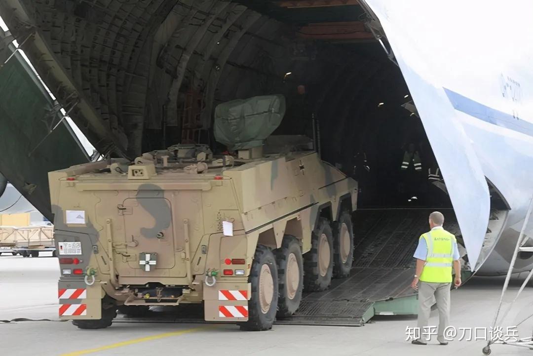 装甲车里配茅厕空调厕所热水器配齐这款战车成了步兵们的天堂