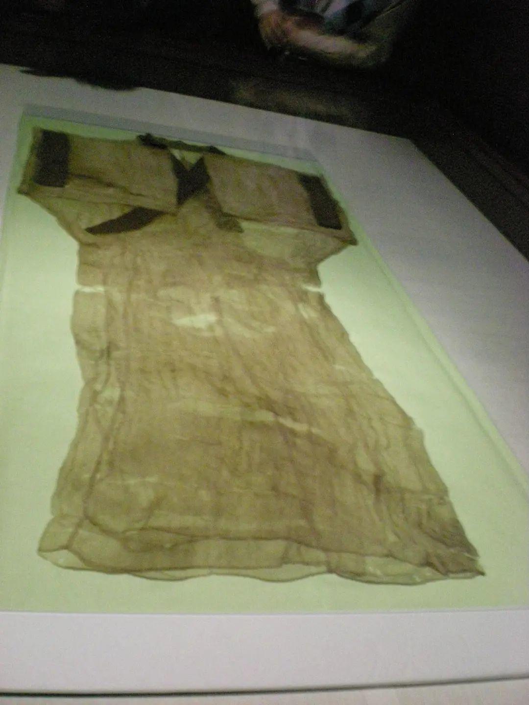 新石器时代的服装什么样,没有文物依据,不得而知.