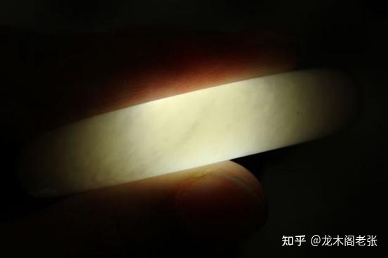 肉眼看到的和田玉内部粥状,云絮状,毛毡状的结构就以为这是纤维结构