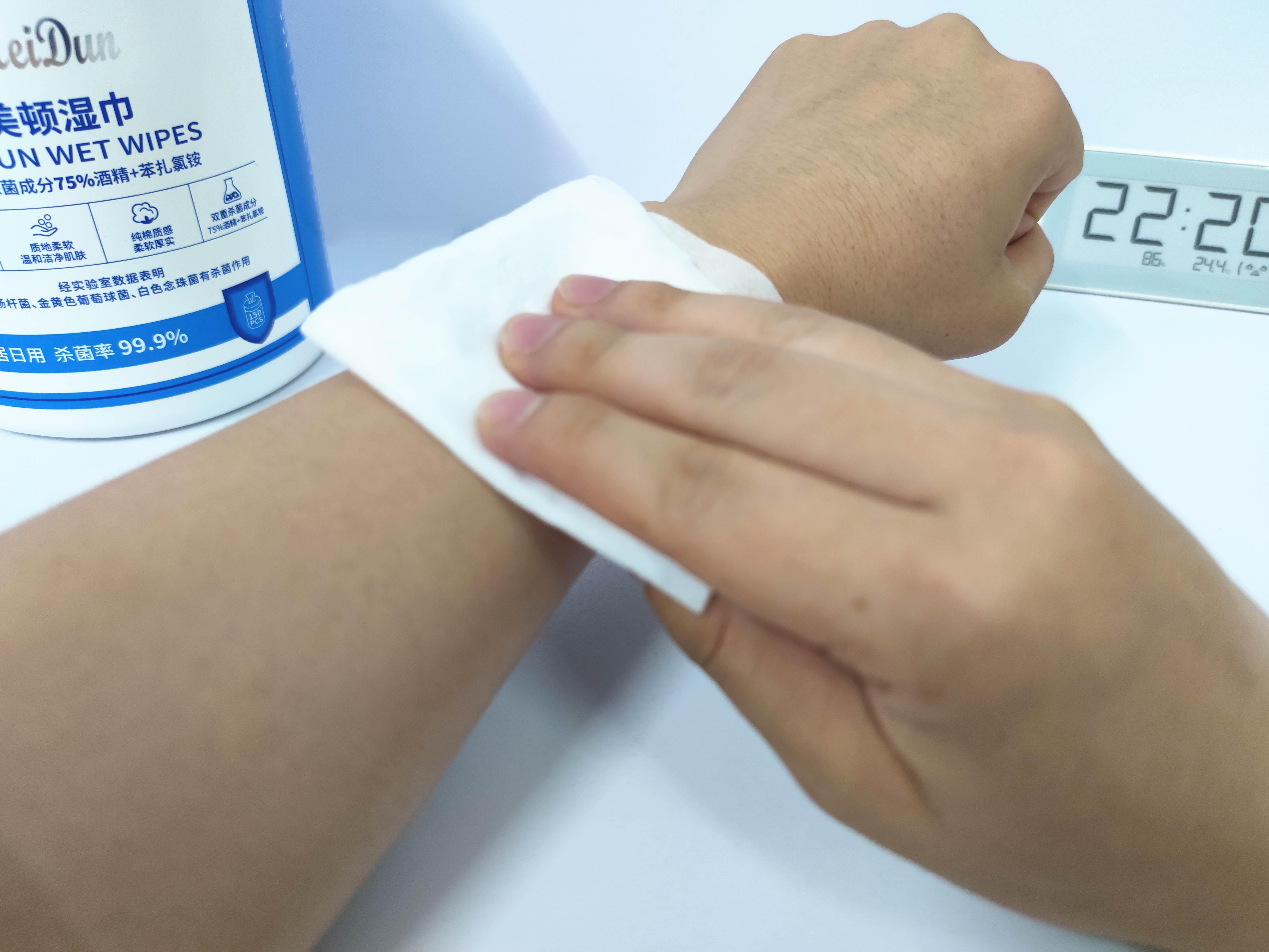 一张消毒湿纸巾,就可以用来擦手,也可以用来擦拭任何不干净的不卫生的