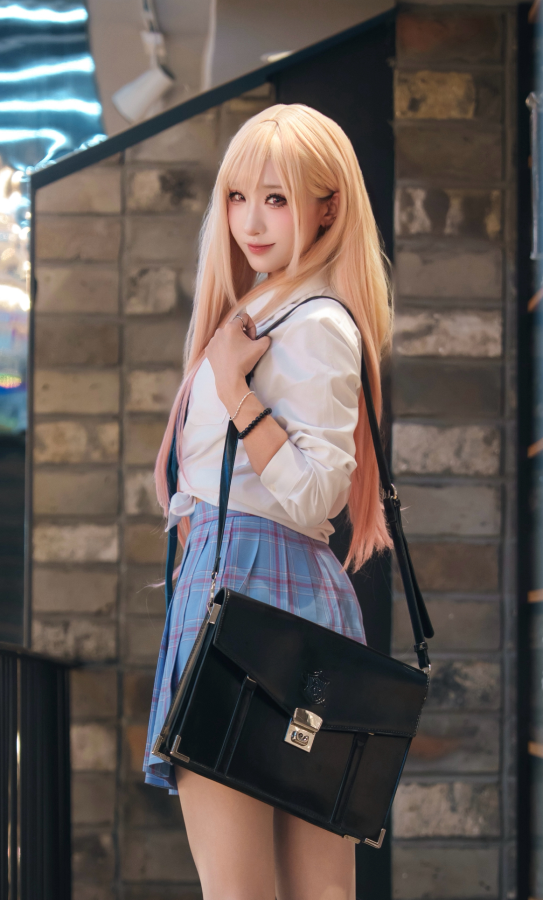 校服、长腿、笑意轻浅。更衣人坠入爱河 喜多川海梦cos - 知乎