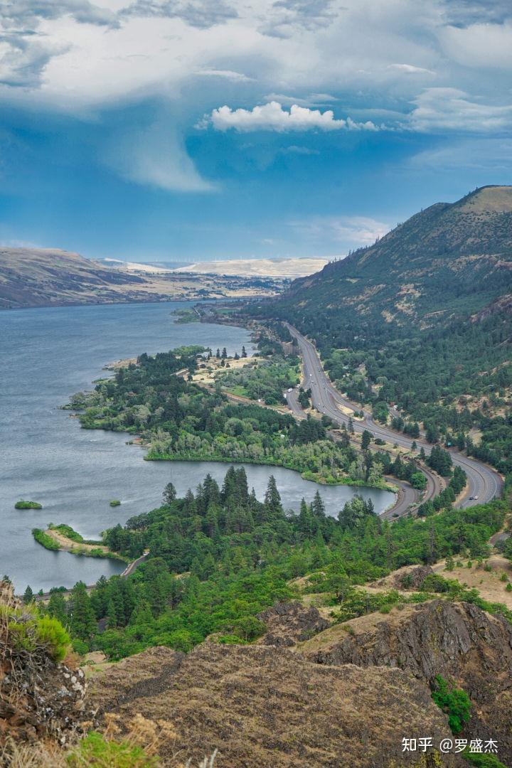沿着哥伦比亚河谷修建的俄勒冈州第30号州级公路,是全美第一条景观