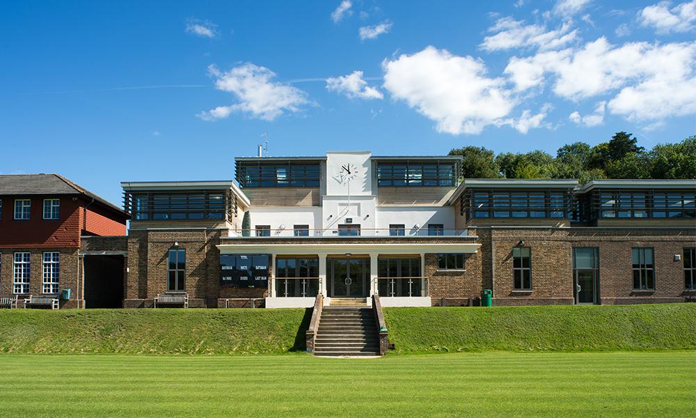 过去的三年里,向牛津剑桥输送超过50名学生;caterham school位于英国