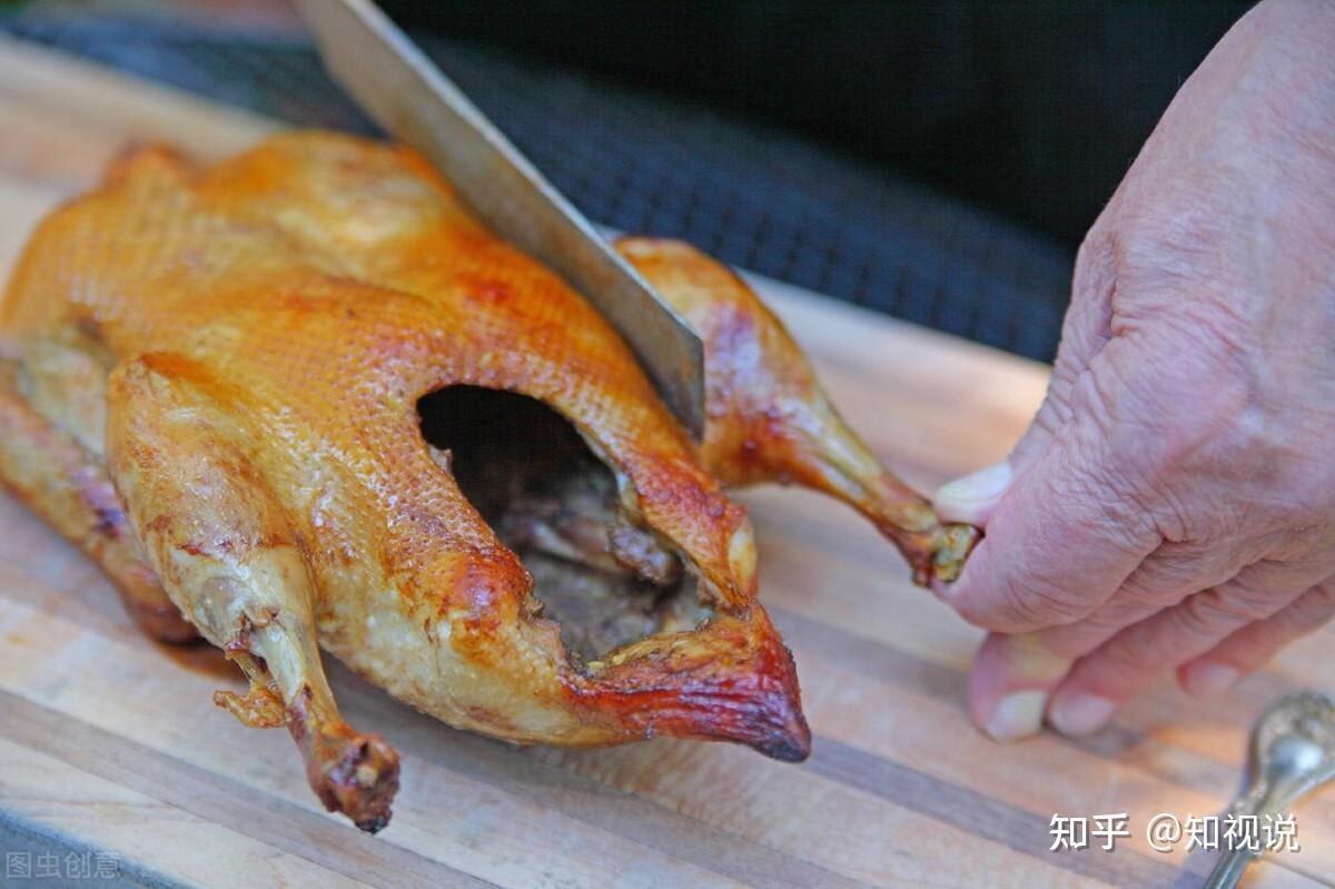 海南有四大名菜，文昌鸡，东山羊，和乐蟹，加积鸭