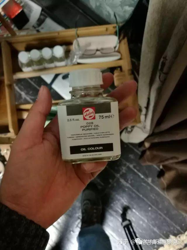 冷军老师写生是趁湿画的方法,几乎是用罂粟油一战到底的.