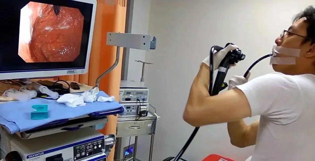 吞服后,胶囊会先通过食道,然后在食管肌肉的收缩蠕动下